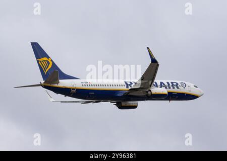 Ryan Air Boeing 737 in decollo dall'aeroporto di Helsinki Foto Stock