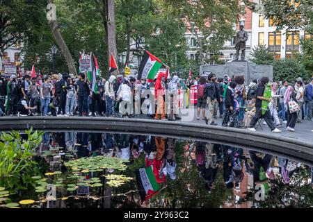 New York, Stati Uniti. 7 ottobre 2024. I manifestanti pro-palestinesi si radunano a sostegno della Palestina durante il primo anniversario dell'attacco di Hamas a Israele che ha ucciso 1.200 israeliani e innescato la guerra in corso a Gaza il 7 ottobre 2024 a New York. I manifestanti hanno chiesto la fine del genocidio a Gaza e che Israele interrompa i suoi attacchi contro il Libano. (Foto di Michael Nigro/Pacific Press) credito: Pacific Press Media Production Corp./Alamy Live News Foto Stock