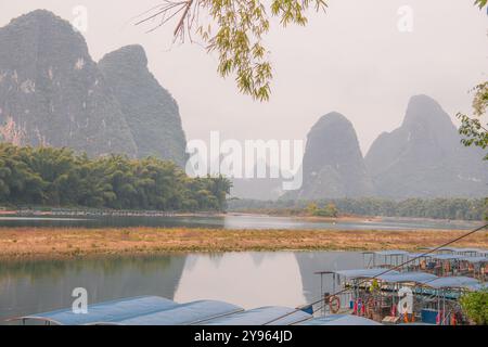 Vista sulle zattere dell'antico villaggio di Xing Ping, Guilin, Cina. Copia spazio per il testo Foto Stock