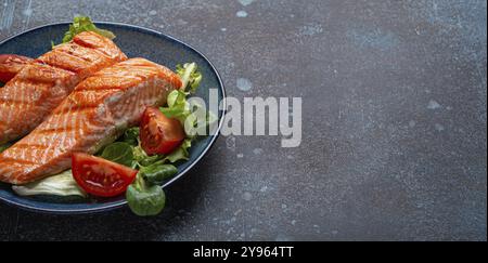 Carne di salmone alla griglia con insalata di verdure su piatto di ceramica su sfondo rustico, vista angolare, dieta bilanciata o pasto di insalata nutrizionale sana Foto Stock