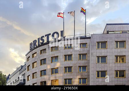 Hotel di lusso Bristol Berlin, bandiere che sventolano sul tetto. Berlino, Germania, Europa Foto Stock