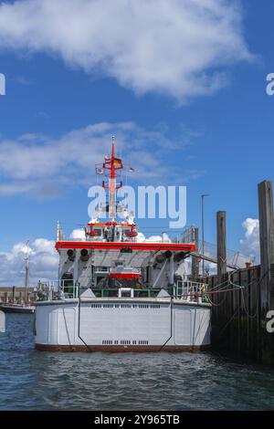 Incrociatore di salvataggio DGzRS Hermann Marwede con gommone nel porto, vista a poppa, isola di Helgoland, cielo blu, Mare del Nord, distretto di Pinneberg, Schleswig-Hols Foto Stock