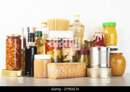 Cibo di sopravvivenza di emergenza impostato su tavolo da cucina bianco, fotografia di cibo, fotografia di cibo Foto Stock