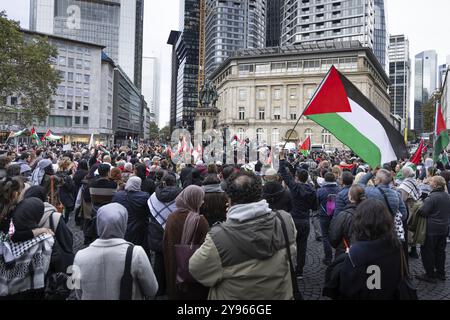 Circa 400 persone partecipano a una manifestazione pro-Palestina al Rossmarkt di Francoforte sul meno il 7 ottobre 2024. Il rally è accompagnato da un mas Foto Stock