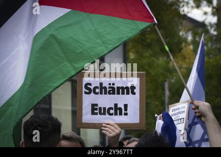 Circa 400 persone partecipano a una manifestazione pro-Palestina al Rossmarkt di Francoforte sul meno il 7 ottobre 2024. Il rally è accompagnato da un mas Foto Stock