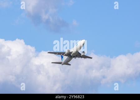 Un aereo cargo Boeing 737 in decollo Foto Stock