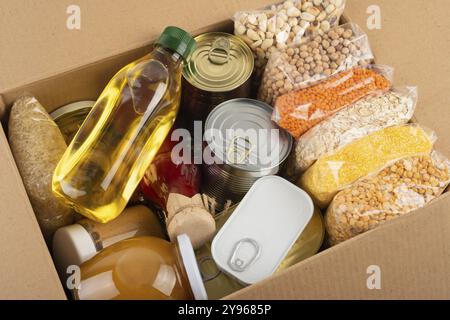 Set di sopravvivenza di alimenti non deperibili in scatola di cartone, fotografia di cibo, fotografia di cibo Foto Stock