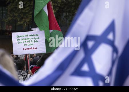 Circa 400 persone partecipano a una manifestazione pro-Palestina al Rossmarkt di Francoforte sul meno il 7 ottobre 2024. Il rally è accompagnato da un mas Foto Stock