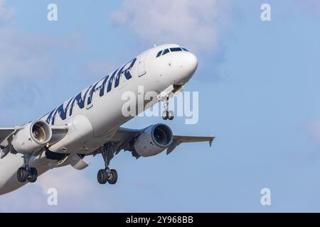 Decollo dell'Airbus a321 Finnair dall'aeroporto di Helsinki Foto Stock