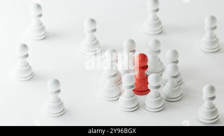 Il gruppo di scacchi con pedina ROSSA in piedi al centro dei pezzi scacchiera con pedine d'argento, si distingue dalla folla. Risorse umane, leadership, conce uniche Foto Stock