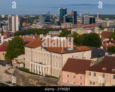 La città vecchia di Tallinn e il governo estone che ha costruito la casa Stenbock Foto Stock