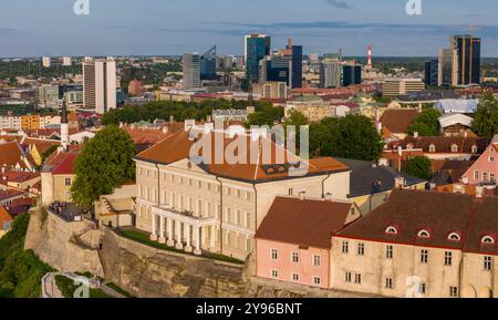 La città vecchia di Tallinn e il governo estone che ha costruito la casa Stenbock Foto Stock