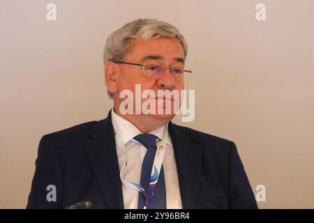 San Pietroburgo, Russia. 8 ottobre 2024. Alexey Kulapin, direttore generale della REA del ministero dell'energia della Russia, ha visto durante la sessione "il ruolo e il ruolo dell'industria petrolifera e del gas nella cooperazione internazionale" nell'ambito del Forum internazionale del gas di San Pietroburgo, che si terrà all'Expoforum. Credito: SOPA Images Limited/Alamy Live News Foto Stock