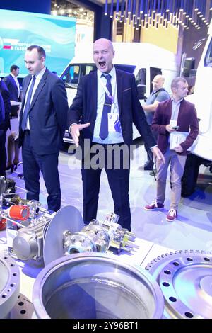 San Pietroburgo, Russia. 8 ottobre 2024. Un uomo reagisce durante il Forum internazionale del gas di San Pietroburgo, che si svolge all'Expoforum. Credito: SOPA Images Limited/Alamy Live News Foto Stock