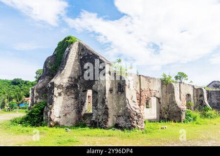 Rovine della vecchia Currimao Tabacalera a Ilocos, Filippine, un magazzino spagnolo di epoca coloniale un tempo utilizzato nel commercio del tabacco Foto Stock