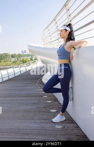 Giovane donna all'aria aperta che si diverte in un parco Foto Stock