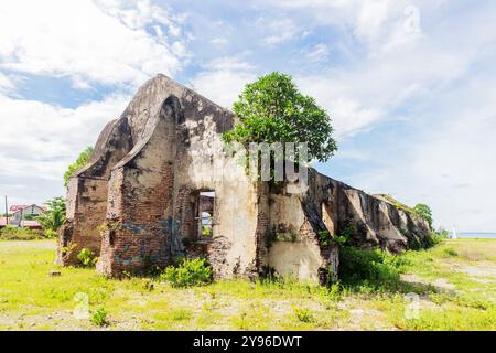 Rovine della vecchia Currimao Tabacalera a Ilocos, Filippine, un magazzino spagnolo di epoca coloniale un tempo utilizzato nel commercio del tabacco Foto Stock