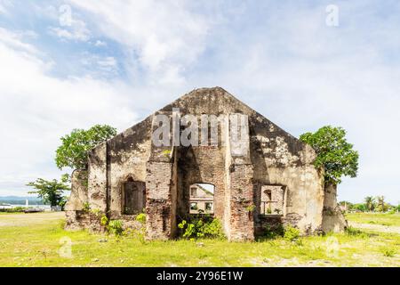 Rovine della vecchia Currimao Tabacalera a Ilocos, Filippine, un magazzino spagnolo di epoca coloniale un tempo utilizzato nel commercio del tabacco Foto Stock