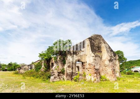 Rovine della vecchia Currimao Tabacalera a Ilocos, Filippine, un magazzino spagnolo di epoca coloniale un tempo utilizzato nel commercio del tabacco Foto Stock