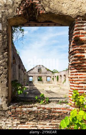 Rovine della vecchia Currimao Tabacalera a Ilocos, Filippine, un magazzino spagnolo di epoca coloniale un tempo utilizzato nel commercio del tabacco Foto Stock