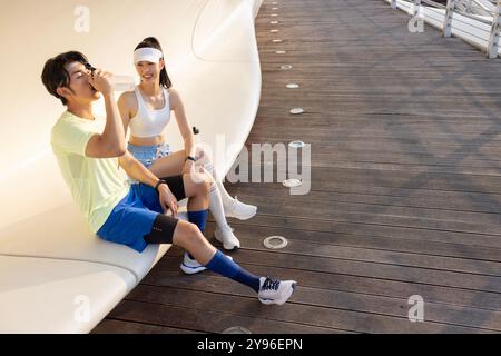 Giovane coppia che si riposa in un parco Foto Stock