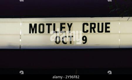 West Hollywood, California, USA 8 ottobre 2024 Motley Crue Concert Marquee al Roxy l'8 ottobre 2024 al 9009 Sunset Blvd di West Hollywood, California, USA. Foto di Barry King/Alamy Stock Photo Foto Stock