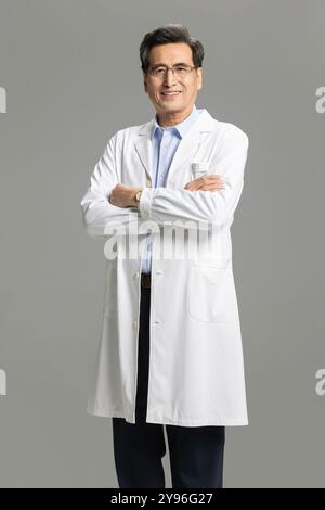 Ritratto di senior medico maschio Foto Stock