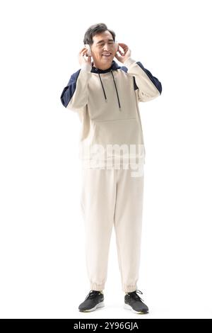 Uomo anziano felice con le cuffie Foto Stock