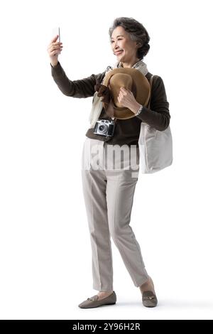 Donna anziana che fa un viaggio Foto Stock