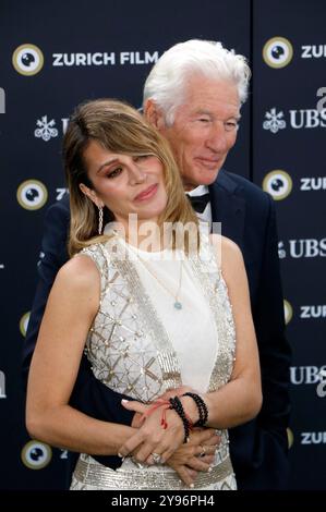 Richard Gere mit Ehefrau Alejandra Gere bei der Premiere des Dokumentarfilms 'saggezza della felicità / Die Weisheit des Glücks' auf dem 20. Zurigo Film Festival 2024 in corso 1. Zürich, 08.10.2024 Foto Stock