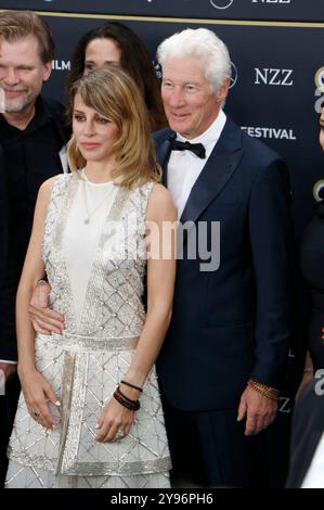 Richard Gere mit Ehefrau Alejandra Gere bei der Premiere des Dokumentarfilms 'saggezza della felicità / Die Weisheit des Glücks' auf dem 20. Zurigo Film Festival 2024 in corso 1. Zürich, 08.10.2024 Foto Stock