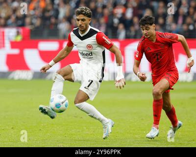 GER, Francoforte, 1. Bundesliga, football, Eintracht Frankfurt - FC Bayern Monaco, Deutsche Bank Park, 6 ottobre 2024, partita di campionato, 6 ° giorno di partita, uomini, stagione 2024/25 Omar Marmoush (Eintracht Frankfurt, 7) e Aleksandar Pavlovic (FC Bayern Monaco, 45), credito: HMB Media/Heiko Becker/Alamy Archival, LE NORMATIVE DFL VIETANO QUALSIASI USO DI FOTOGRAFIE COME SEQUENZE DI IMMAGINI E/O QUASI-VIDEO. Foto Stock