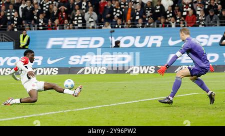 GER, Francoforte, 1. Bundesliga, football, Eintracht Frankfurt - FC Bayern Monaco, Deutsche Bank Park, 6 ottobre 2024, partita di campionato, 6° incontro, uomini, stagione 2024/25 Junior Dina Ebimbe (Eintracht Frankfurt, 26) l. con la possibilità di equalizzare, portiere, Manuel Neuer (FC Bayern Muenchen, 1) r. crediti: HMB Media/Heiko Becker/Alamy Archival, LE NORMATIVE DFL VIETANO QUALSIASI USO DI FOTOGRAFIE COME SEQUENZE DI IMMAGINI E/O QUASI-VIDEO. Foto Stock