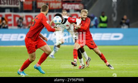 GER, Francoforte, 1. Bundesliga, football, Eintracht Frankfurt - FC Bayern Monaco, Deutsche Bank Park, 6 ottobre 2024, partita di campionato, 6° giorno di partita, uomini, stagione 2024/25 Junior Dina Ebimbe (Eintracht Frankfurt, 26) m. si siede contro Konrad Laimer (FC Bayern Muenchen, 27) r. Through e prepara le 3:3. Crediti: HMB Media/Heiko Becker/Alamy Archival, LE NORMATIVE DFL VIETANO QUALSIASI USO DI FOTOGRAFIE COME SEQUENZE DI IMMAGINI E/O QUASI-VIDEO. Foto Stock