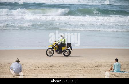 GOLD COAST, QUEENSLAND, AUSTRALIA, 16 agosto 2024; pattuglia sulla spiaggia della polizia sulle biciclette da corsa utilizzate durante gli eventi a Surfers Paradise. Foto Stock