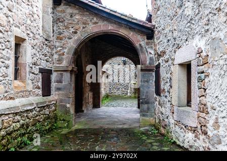 Vista panoramica di Barcena Mayor, un piccolo villaggio tradizionale in Cantabria. Uno dei villaggi più belli della Spagna Foto Stock