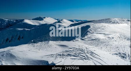 Montagne invernali Low Tatra in Slovacchia - vista dalla collina Chabenec durante la fredda mattina invernale con cielo limpido Foto Stock