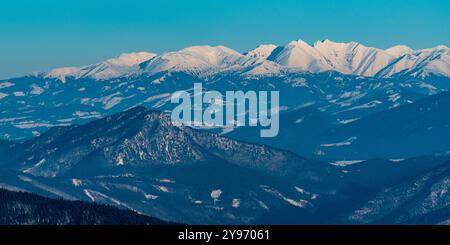 Vista di parte delle montagne occidentali dei Tatra dalla collina di Mincol in inverno le montagne di Mala Fatra in Slovacchia Foto Stock