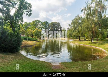 Piccola piscina nel parco pubblico Schweizergarten nella città di Vienna in Austria durante l'estate Foto Stock