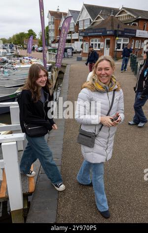 Madre e figlia scendono da Jetty verso Path a Henley-on-Thames Foto Stock