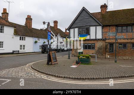 Edificio in stile Tudor con segnaletica e bandiera Ucraina su Friday Street, Henley-on-Thames Foto Stock