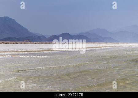 Gibuti, lago Assal: Lago salino che si trova a 155 m (509 piedi) sotto il livello del mare nel Triangolo di Afar, il che lo rende il punto più basso sulla terra in Africa e nel Foto Stock