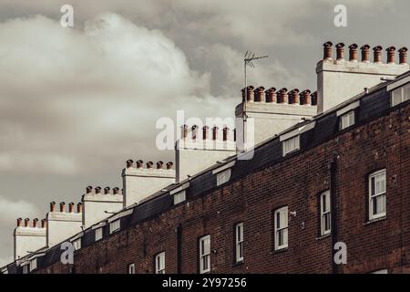 Camini su Albion Terrace, una terrazza residenziale del XIX secolo e edificio classificato di grado II* a Reading, Berkshire, Inghilterra, Regno Unito. Architettura urbana Foto Stock