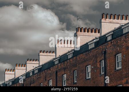 Camini su Albion Terrace, una terrazza residenziale del XIX secolo e edificio classificato di grado II* a Reading, Berkshire, Inghilterra, Regno Unito. Architettura urbana Foto Stock