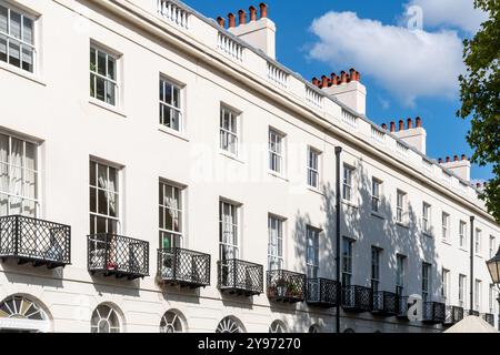 Facciata dell'Albion Terrace, una terrazza residenziale del XIX secolo e edificio classificato di grado II* a Reading, Berkshire, Inghilterra, Regno Unito. Architettura urbana Foto Stock