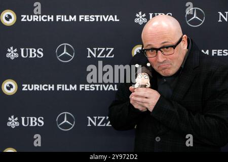 Adam Elliot bei der Premiere des Stop-Motion-AnimationsFilms Memoir of a Snail auf dem 20. Zurich Film Festival 2024 im Frame 1. Zürich, 08.10.2024 *** Adam Elliot alla prima del film d'animazione in stop motion Memoir of a Snail al 20 Zurich Film Festival 2024 al Frame 1 Zurigo, 08 10 2024 foto:XA.xBuggex/xFuturexImagex Memoir 4006 Foto Stock