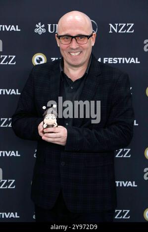 Adam Elliot bei der Premiere des Stop-Motion-AnimationsFilms Memoir of a Snail auf dem 20. Zurich Film Festival 2024 im Frame 1. Zürich, 08.10.2024 *** Adam Elliot alla prima del film d'animazione in stop motion Memoir of a Snail al 20 Zurich Film Festival 2024 al Frame 1 Zurigo, 08 10 2024 foto:XA.xBuggex/xFuturexImagex Memoir 4002 Foto Stock