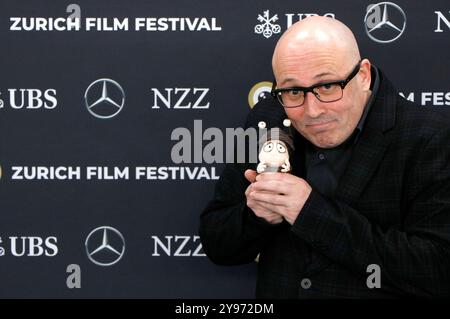 Adam Elliot bei der Premiere des Stop-Motion-AnimationsFilms Memoir of a Snail auf dem 20. Zurich Film Festival 2024 im Frame 1. Zürich, 08.10.2024 *** Adam Elliot alla prima del film d'animazione in stop motion Memoir of a Snail al 20 Zurich Film Festival 2024 al Frame 1 Zurigo, 08 10 2024 foto:XA.xBuggex/xFuturexImagex Memoir 4005 Foto Stock