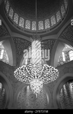 Bellissimo lampadario all'interno sul soffitto della grande Moschea Sheikh Zayed. All'interno della Moschea Sheikh Zayed, il secondo Candeliere più grande del mondo. Interno Foto Stock