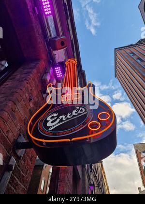 Grande cartello con la chitarra al neon fuori da un bar in Matthew Street, Liverpool, Regno Unito Foto Stock